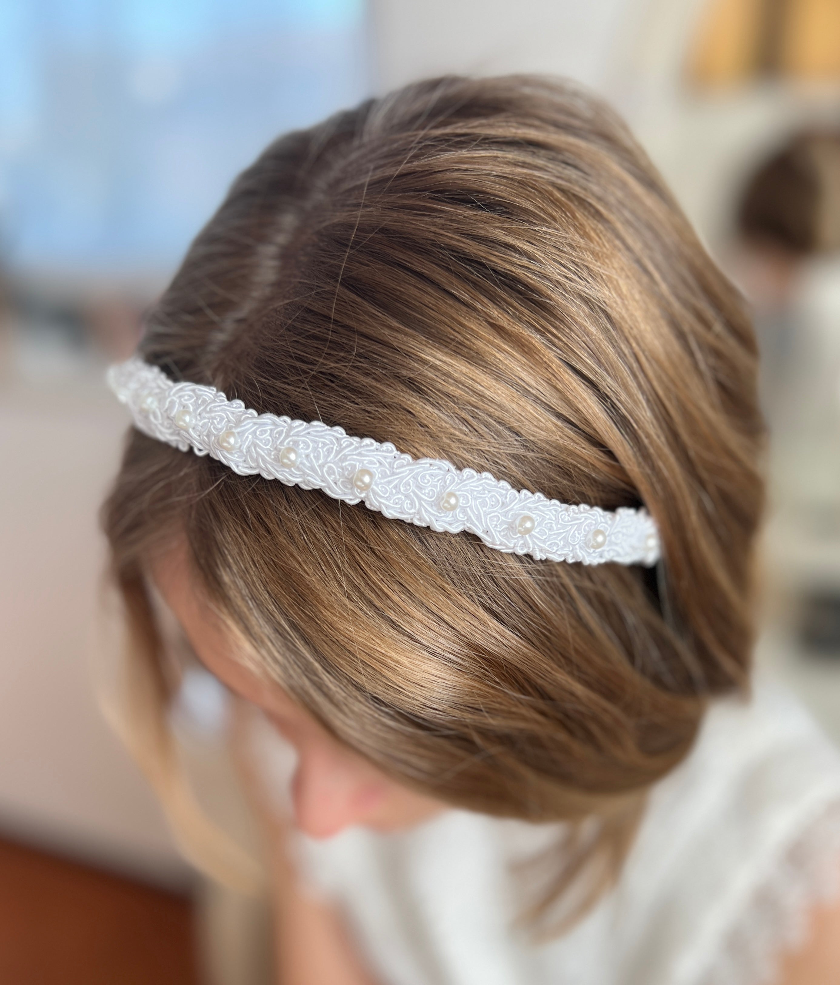 Perlen Haarreif Kommunion – Weiße Borte & elegante Perlenverzierung