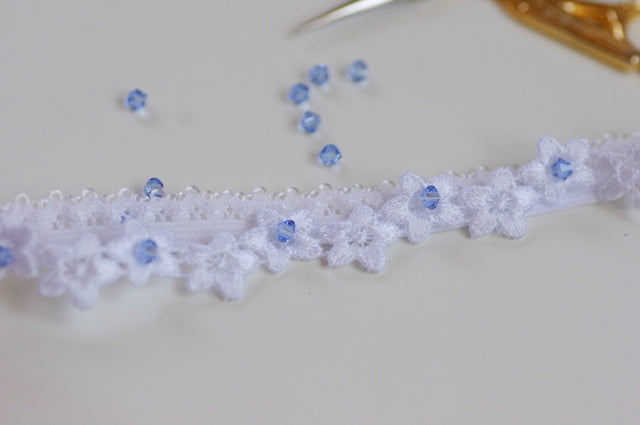 Strass Strumpfband – Weiße Spitze mit blauen Swarovski Steinen Hochzeit