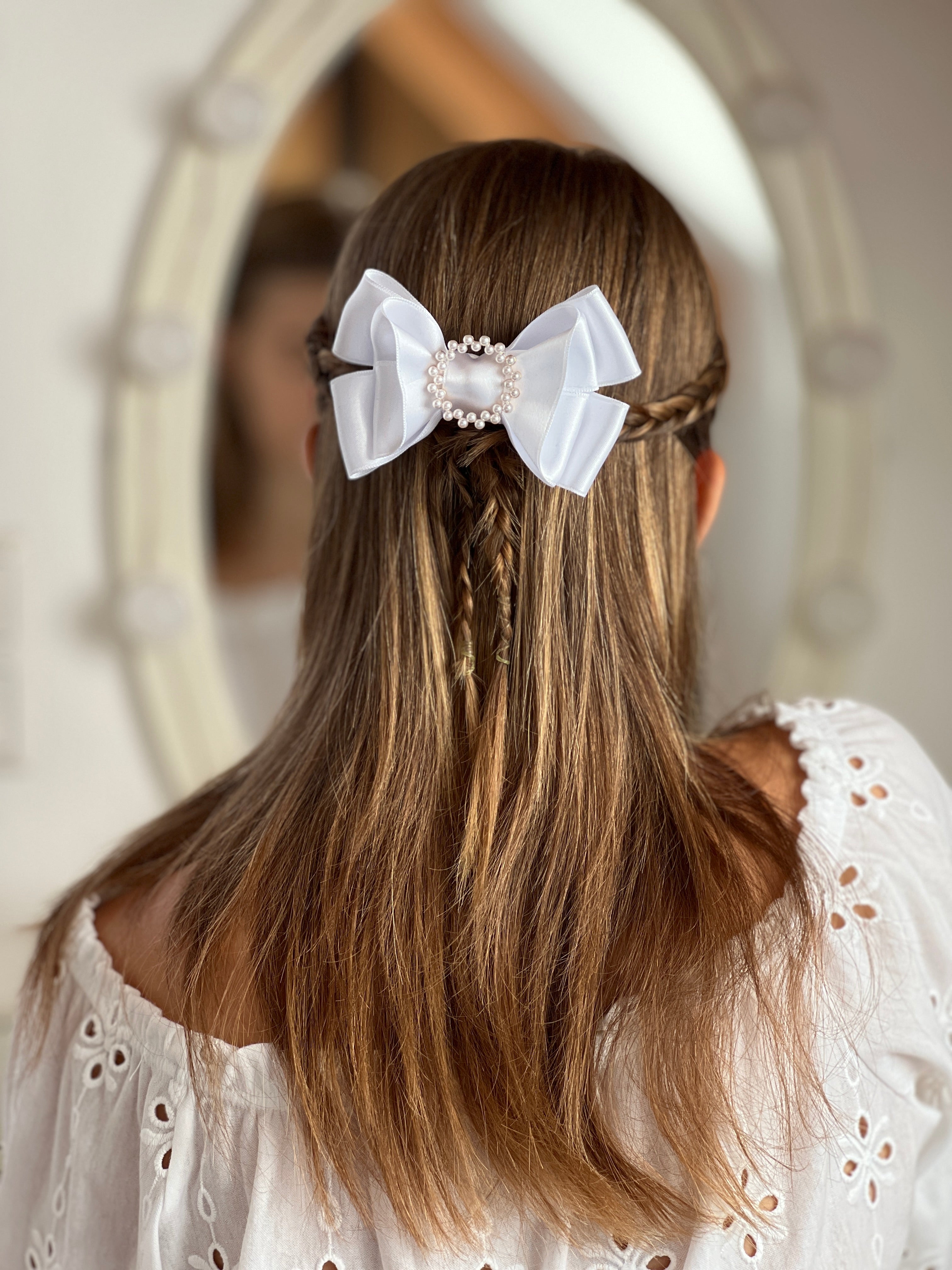 Satin Haarschleife Kommunion – Weiße Schleife mit Perlenelement