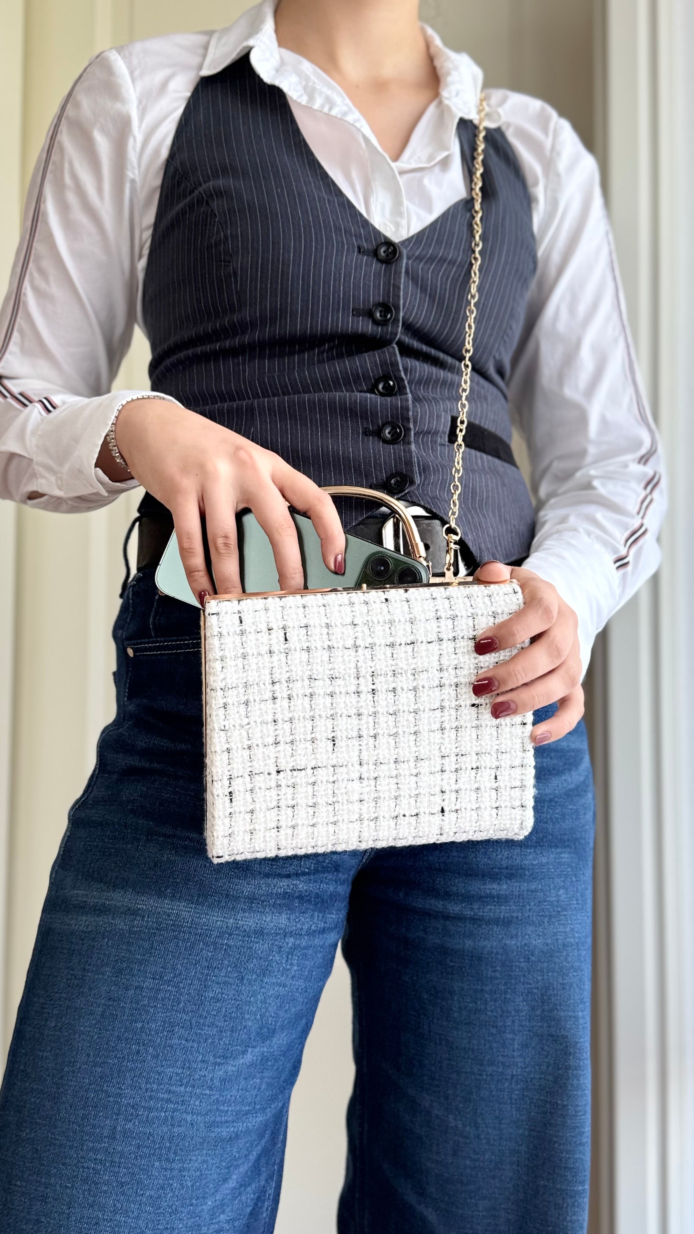 Tweed Clutch – Weiß-Schwarze elegante Abendtasche mit goldenem Henkel