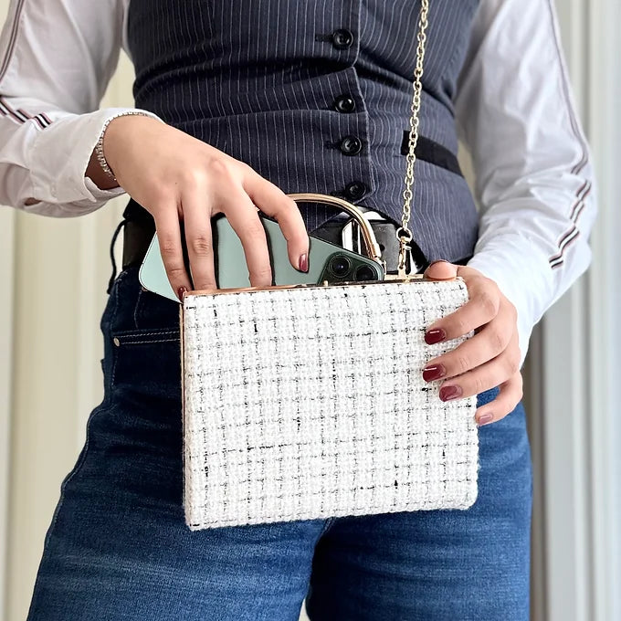 Tweed Clutch in Weiß-Schwarz – elegante Damen Abendtasche mit goldenem Henkel