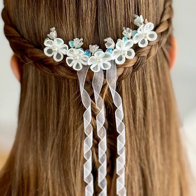 Haarschmuck Kommunion mit zarten Blüten und Organza-Bändern in weiß