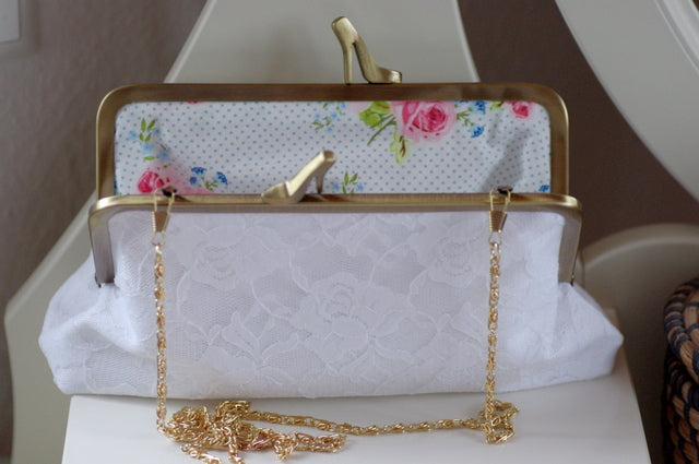 Weiße Clutch – Brauttasche mit Spitze & goldfarbenem Rahmen