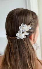 Organza Haarklammer Kommunion – Weiße Blume & goldene Akzente