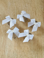 Curlies Kommunion – Zarte Schleifen-Curlies mit Perlen für Frisuren