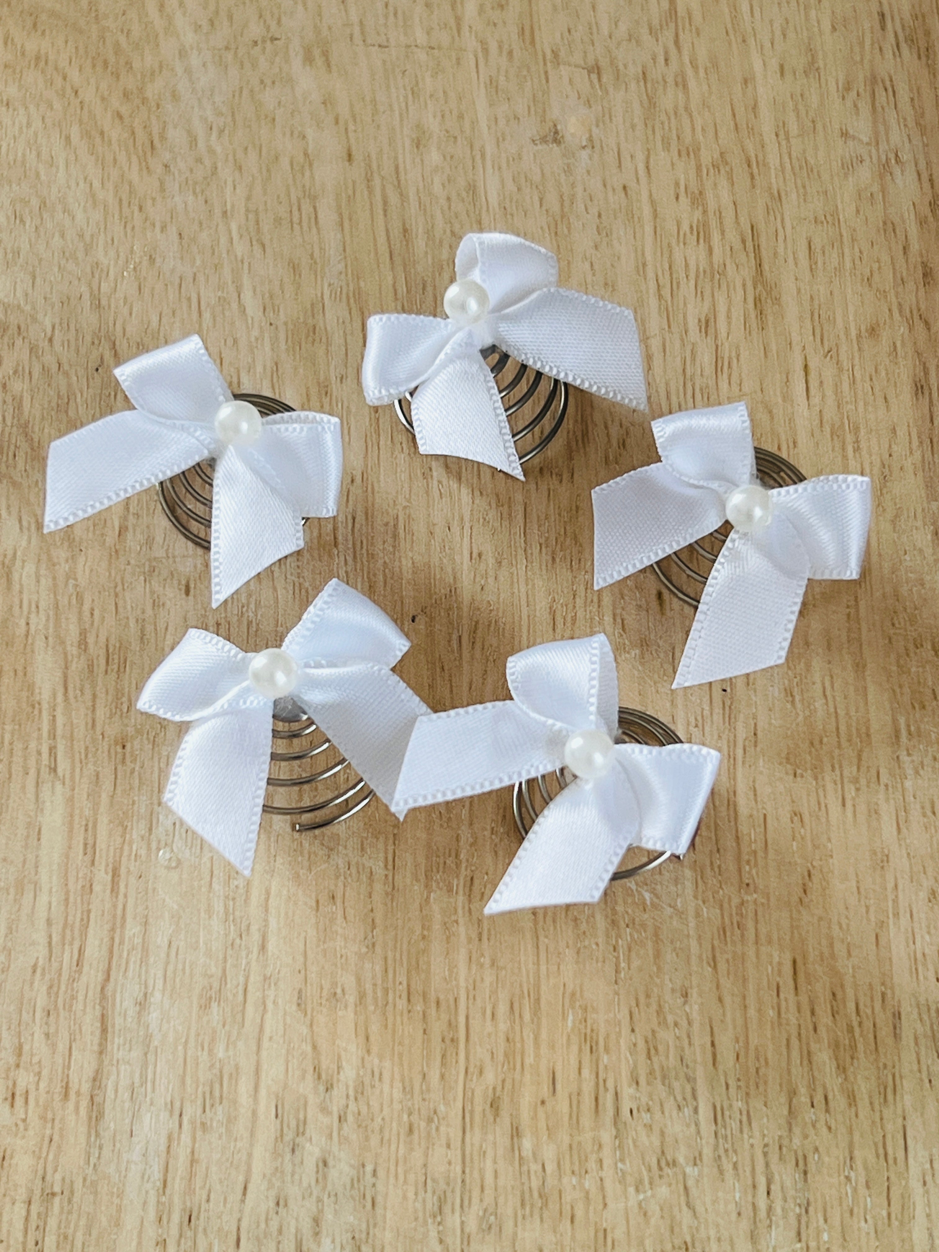 Curlies Kommunion – Zarte Schleifen-Curlies mit Perlen für Frisuren