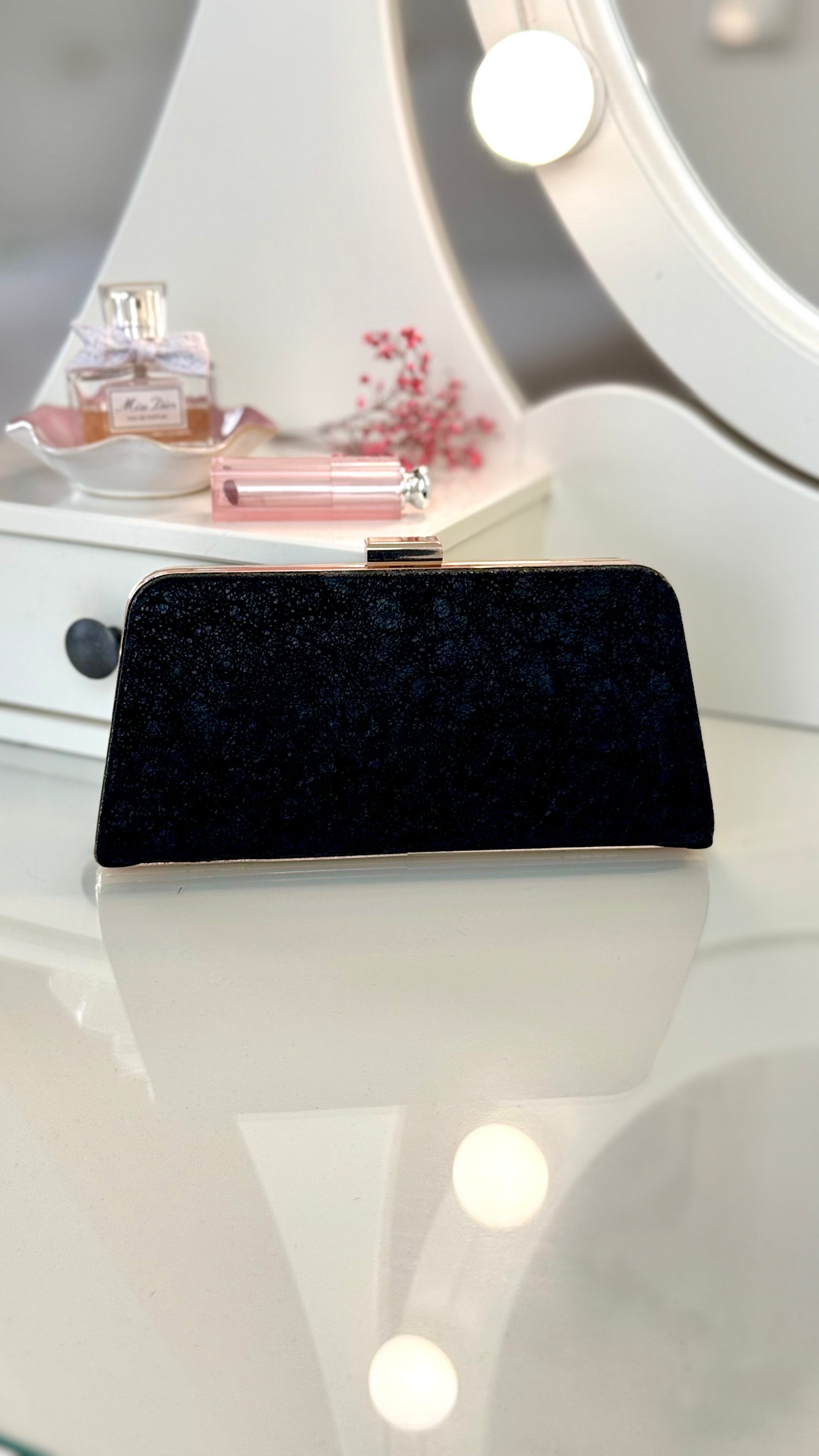 Schwarze Clutch – Elegante Abendtasche mit goldener Kette für Damen
