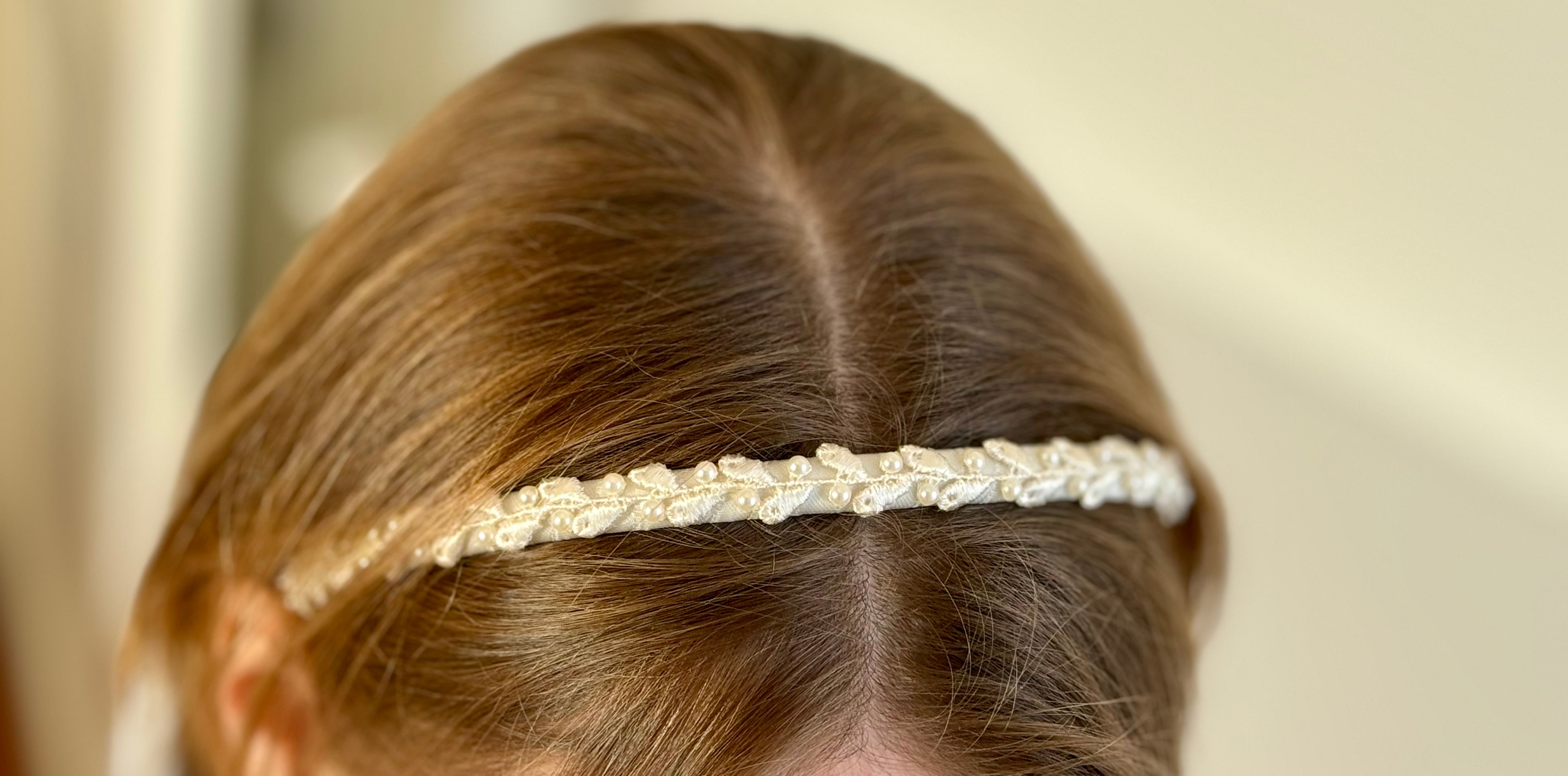 Haarreif Kommunion – Zarter Haarschmuck mit Spitze und Perlen