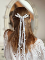 Weißer Haarkamm Kommunion – Blumenspitze, Rosen & Organza-Bänder