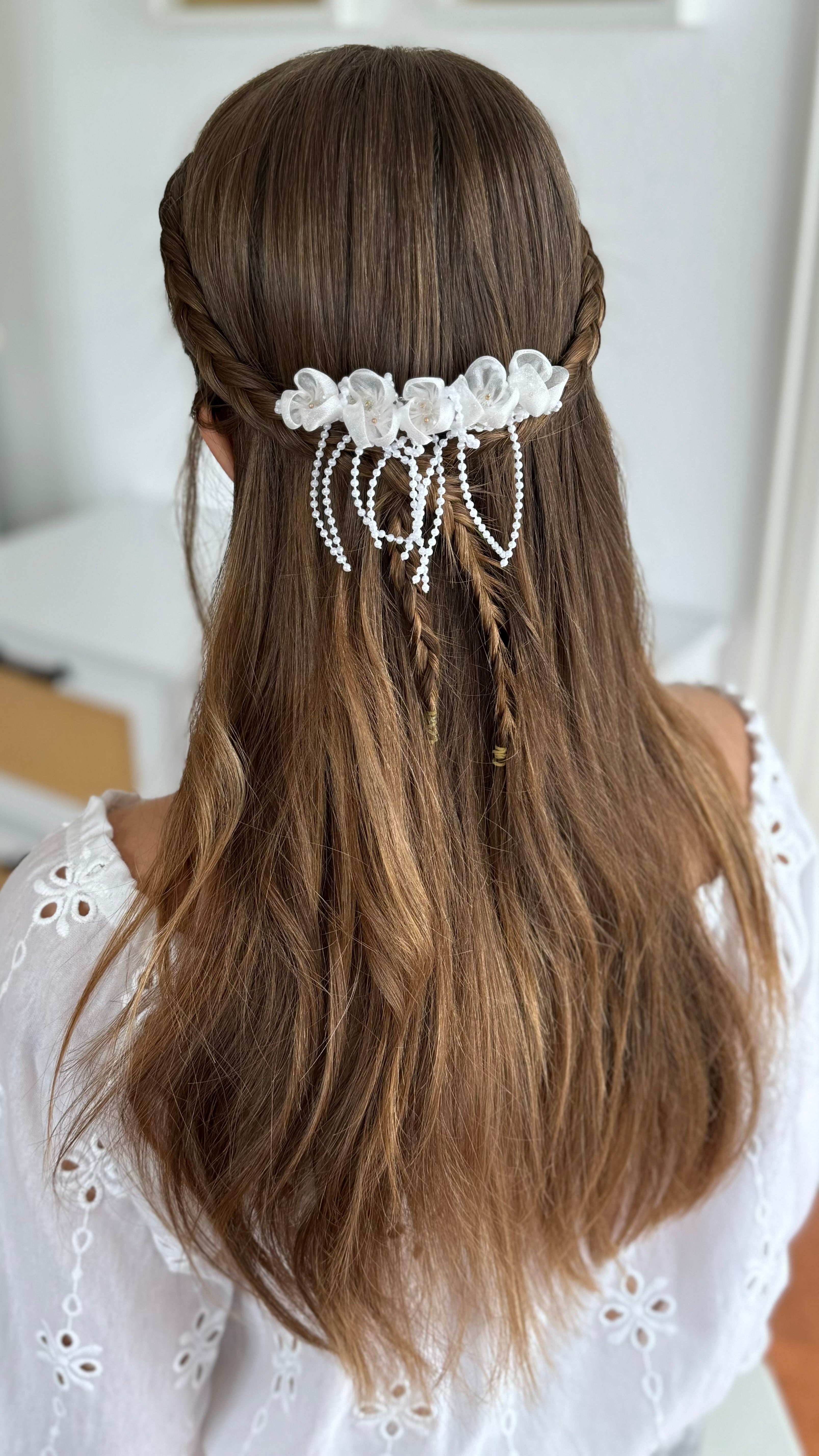 Haarschmuck Kommunion – Zarte Blumen & edle Perlenbänder