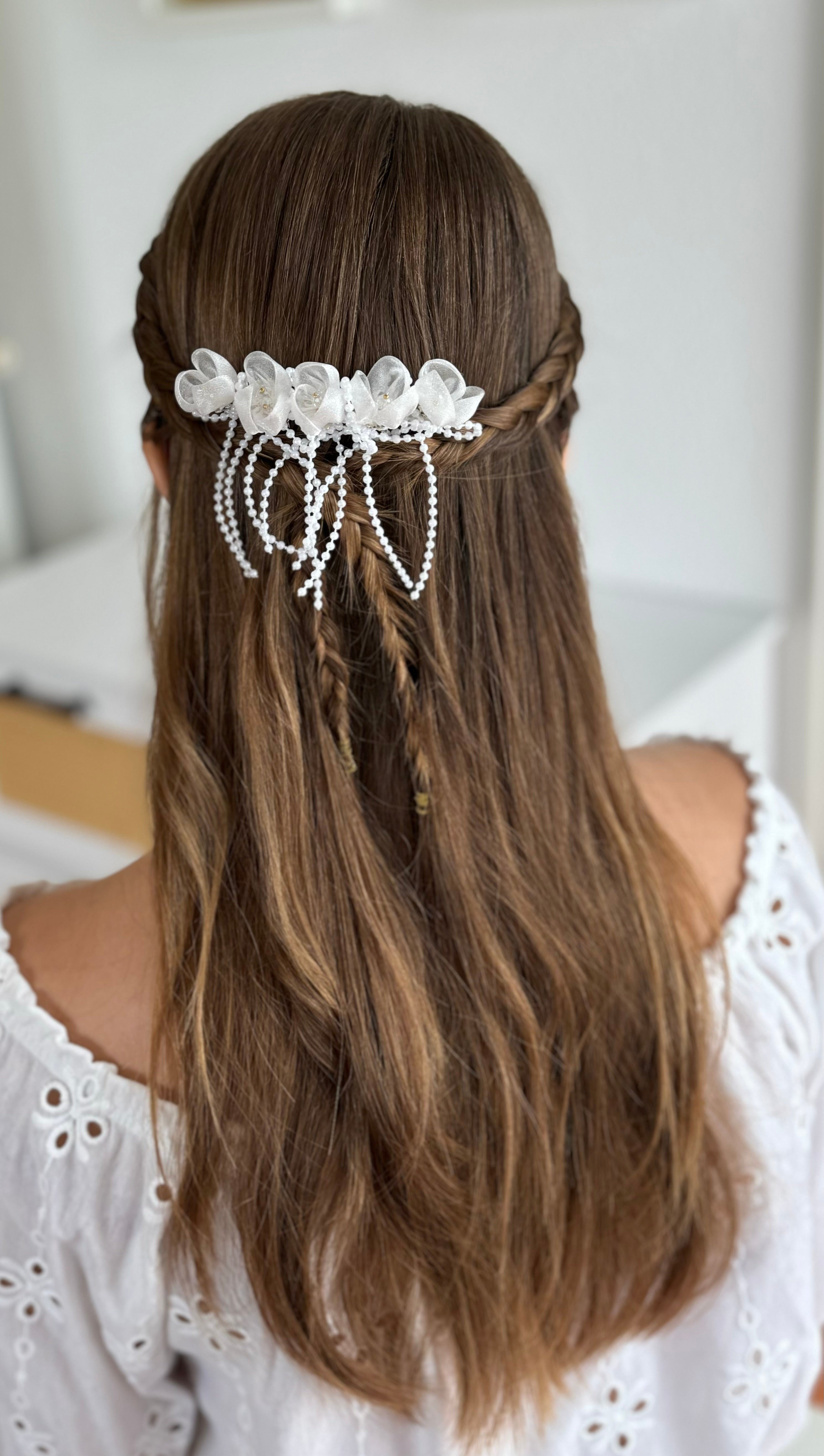 Haarschmuck Kommunion – Zarte Blumen & edle Perlenbänder