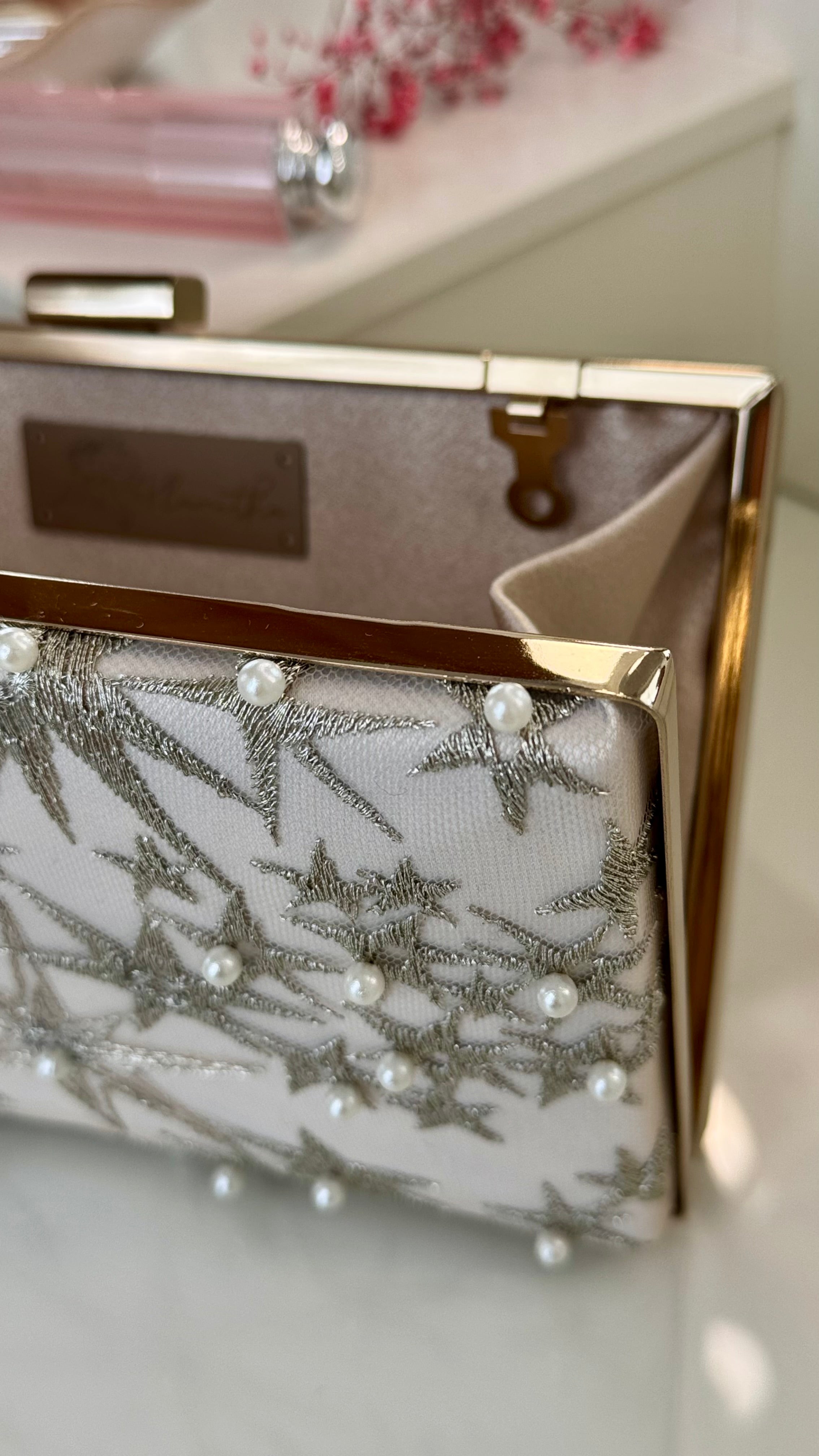 Brauttasche Ivory – Elegante Clutch mit Goldsternen & Perlen für die Hochzeit
