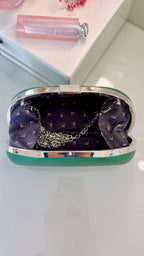 Grüne Clutch – Smaragdgrüne vegane Abendtasche mit silberner Kette