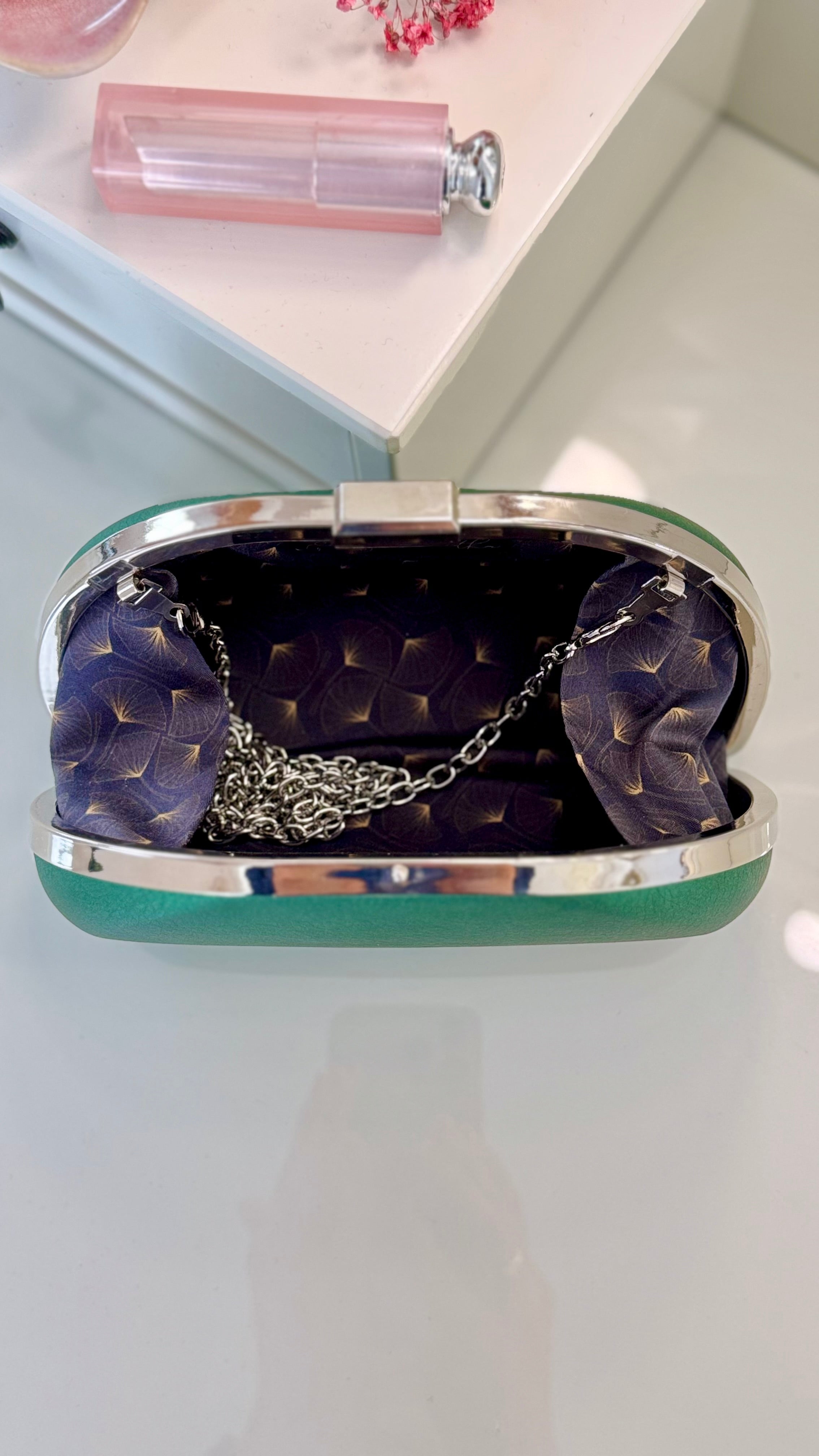 Grüne Clutch – Smaragdgrüne vegane Abendtasche mit silberner Kette