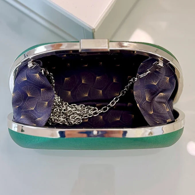 Smaragdgrüne Clutch aus veganem Leder – elegante Abendtasche mit silberner Kette