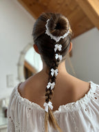 Curlies Kommunion – Zarte Schleifen-Curlies mit Perlen für Frisuren