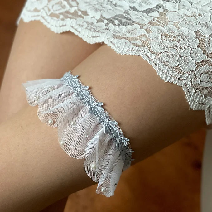 Strumpfband aus blauer Spitze, Tüll undPerlen