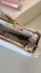 Weiße Clutch – Brauttasche mit Spitze & goldfarbenem Rahmen