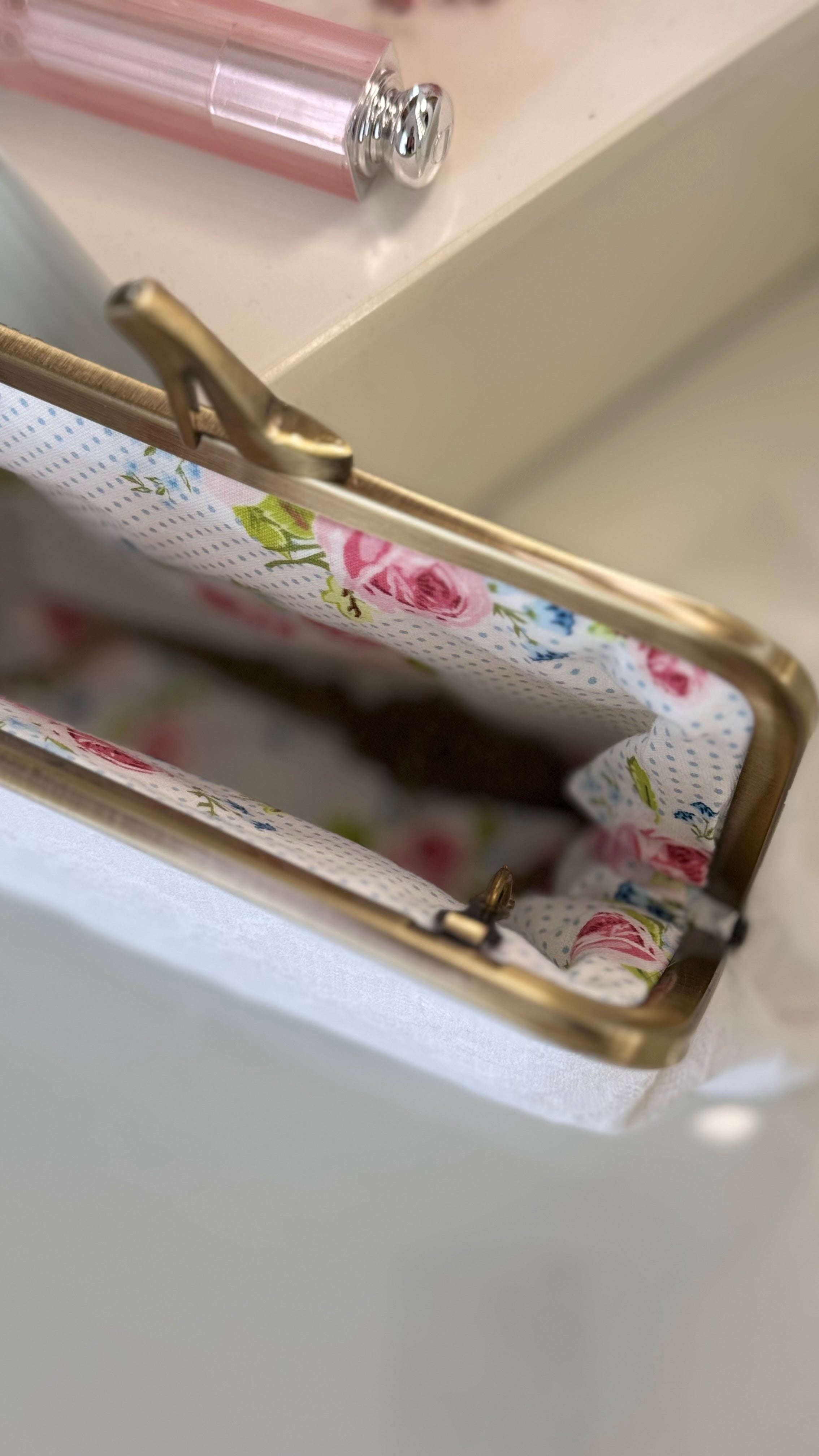 Weiße Clutch – Brauttasche mit Spitze & goldfarbenem Rahmen