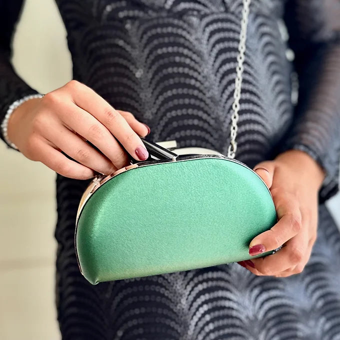 Smaragdgrüne Clutch aus veganem Leder – elegante Abendtasche mit silberner Kette