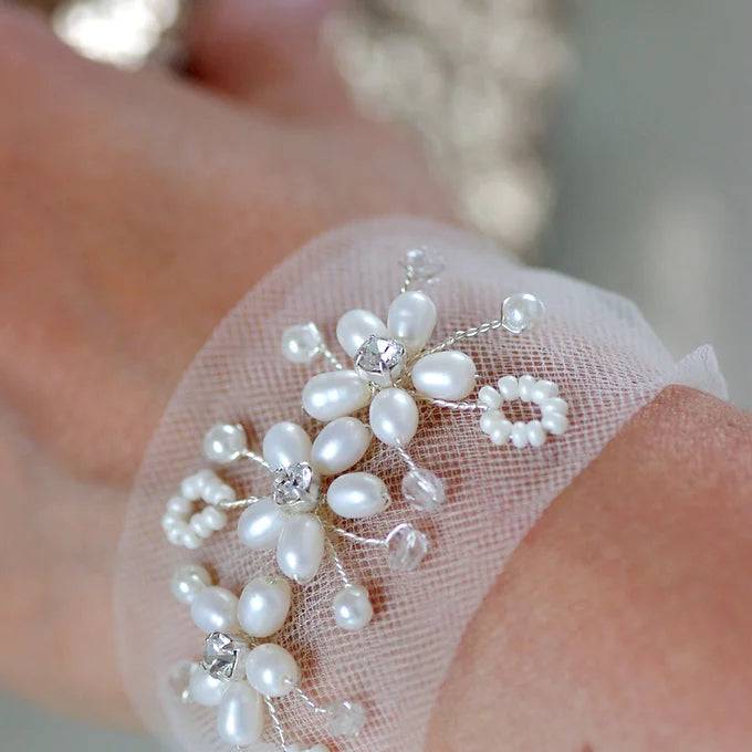 Traumhaftes Brautarmband aus Tüll mit Süßwasserperlen, Armband Braut Perlen