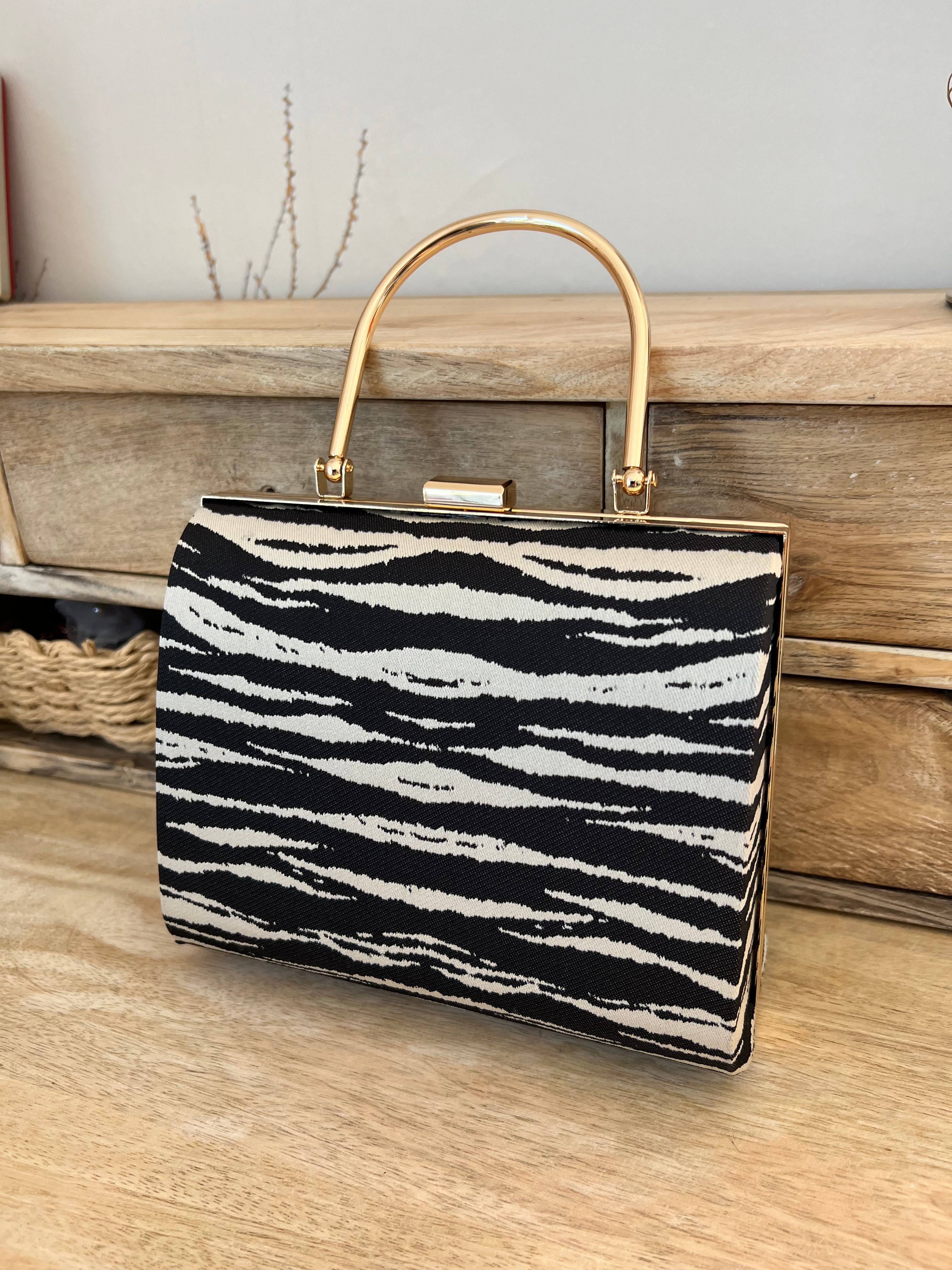 Zebra Clutch – Elegante Abendtasche mit silbernem Henkel für Damen