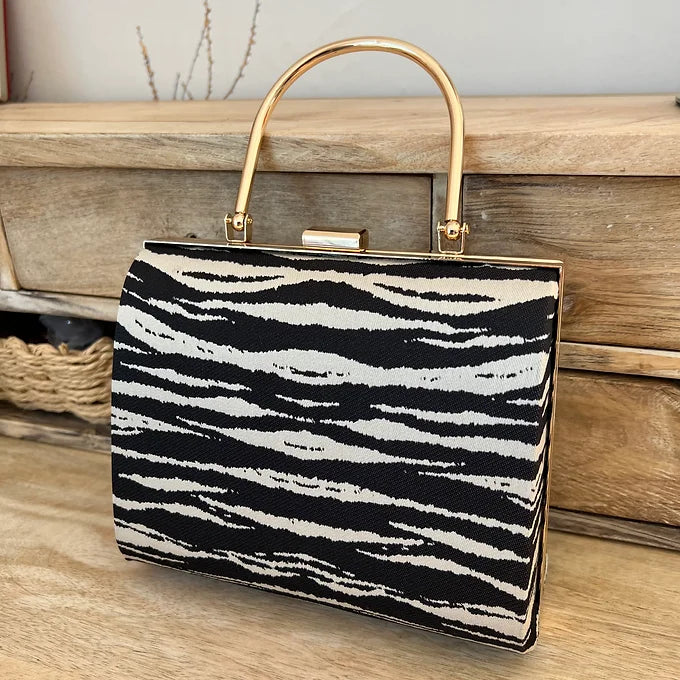 Clutch Zebra Muster – elegante Damen Abendtasche mit silbernem Henkel