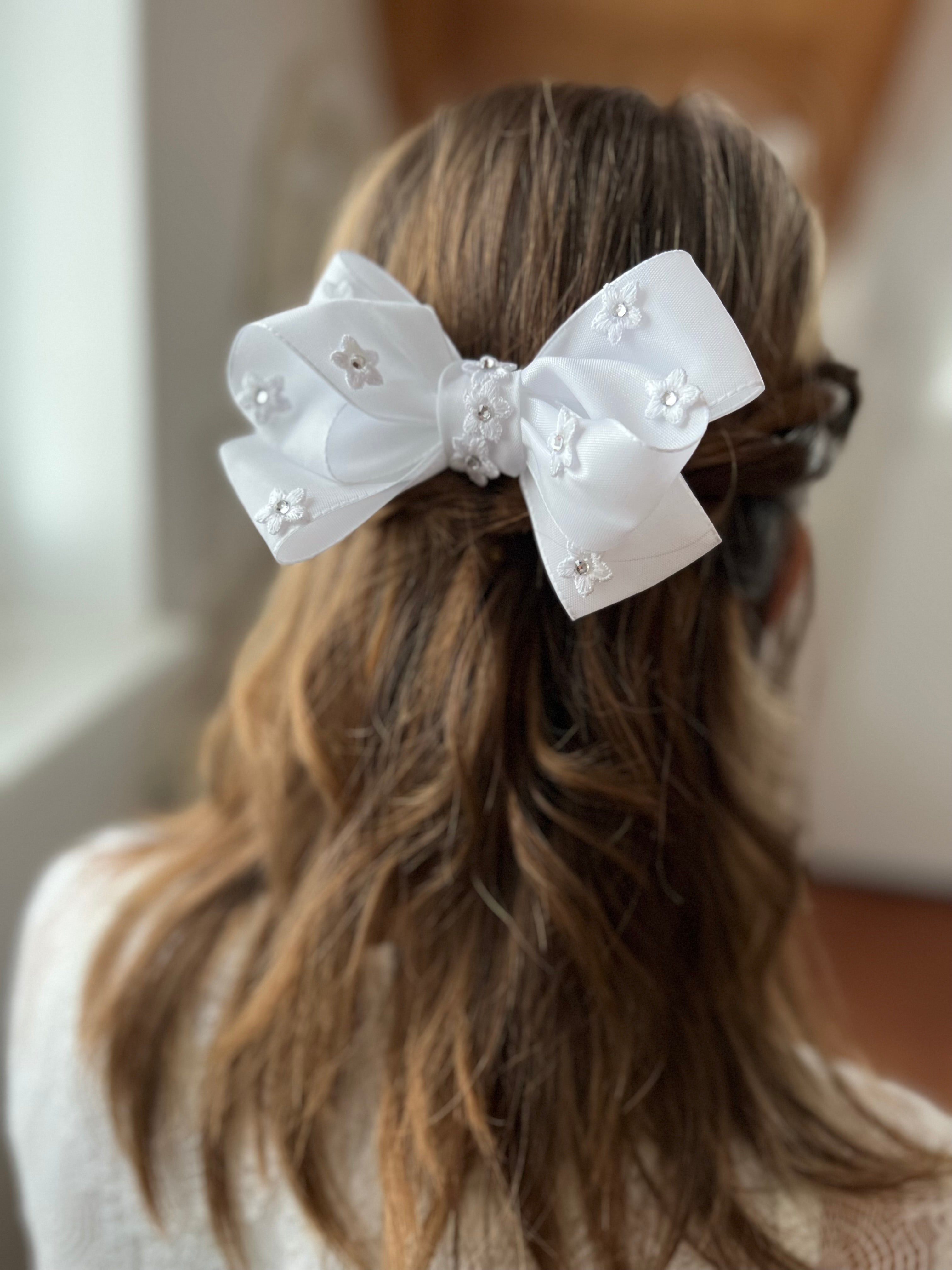 Blumen Schleife Kommunion – Haarkamm mit Blüten & funkelndem Strass