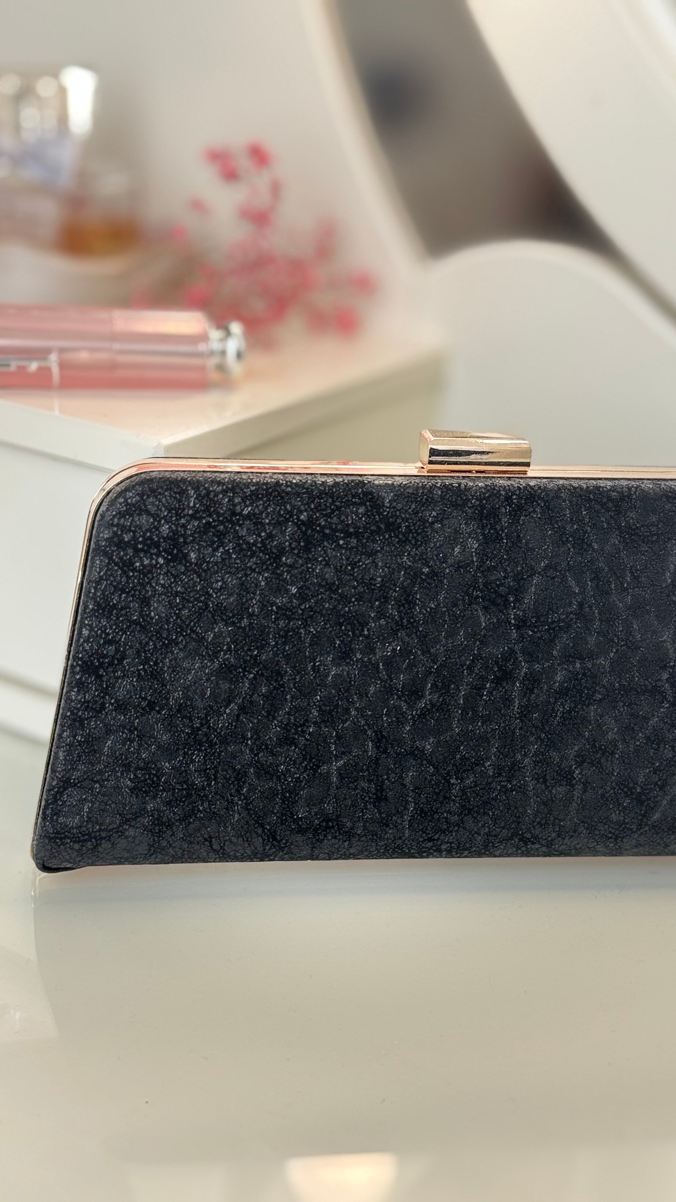 Schwarze Clutch – Elegante Abendtasche mit goldener Kette für Damen