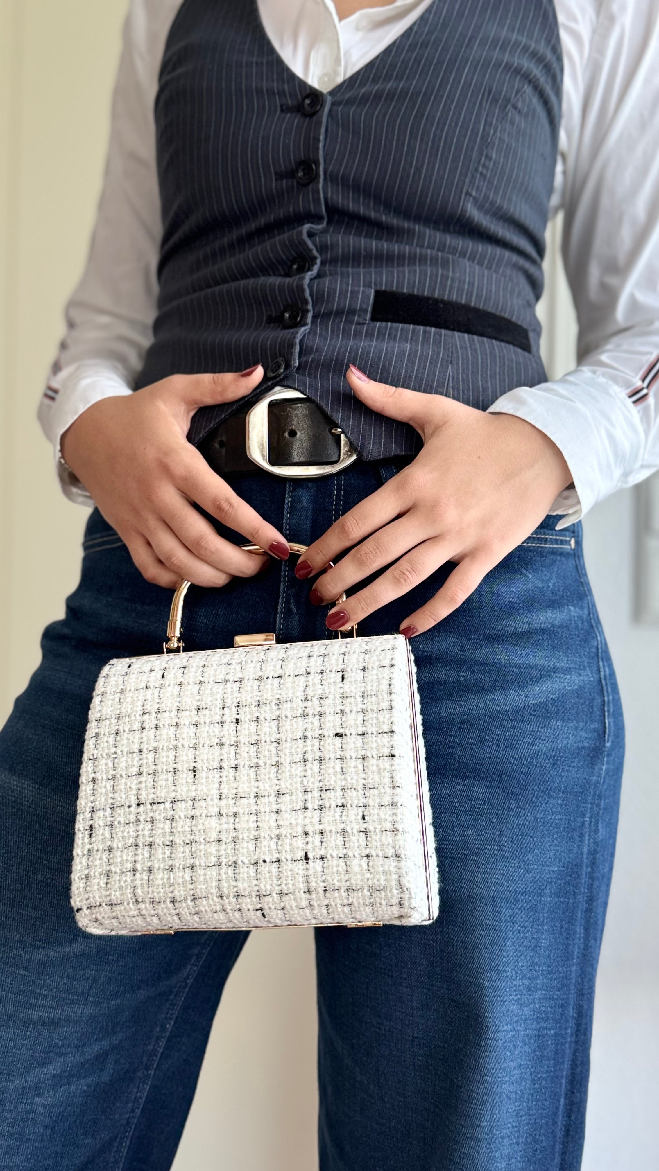 Tweed Clutch – Weiß-Schwarze elegante Abendtasche mit goldenem Henkel