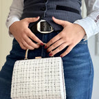 Tweed Clutch in Weiß-Schwarz – elegante Damen Abendtasche mit goldenem Henkel