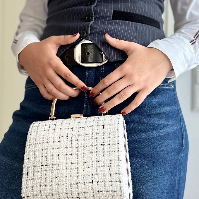 Tweed Clutch in Weiß-Schwarz – elegante Damen Abendtasche mit goldenem Henkel