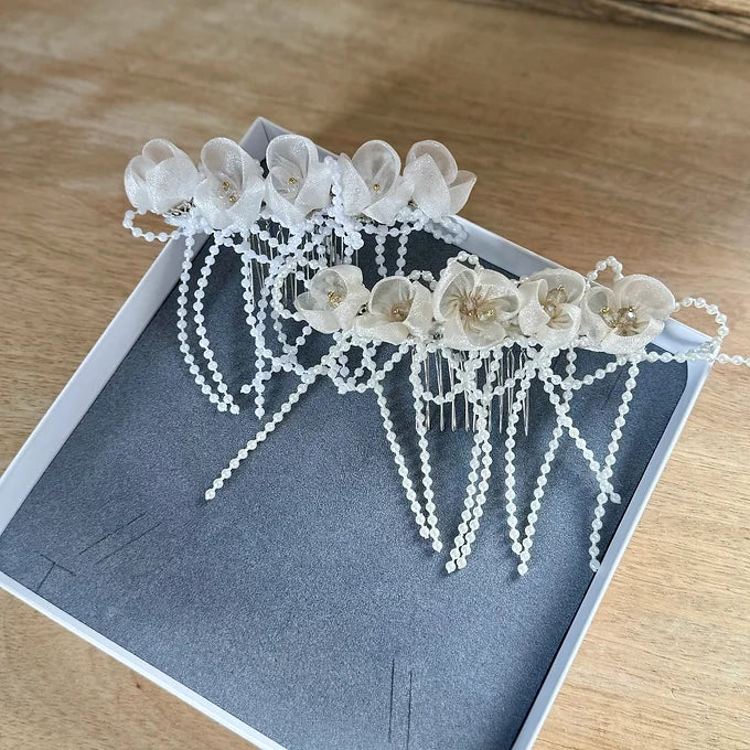 Kommunion Haarschmuck mit zarte Blumen und zarten Perlen-Bändern