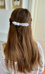 Kommunion Haarschmuck – Satinblätter & edle Perlenblume