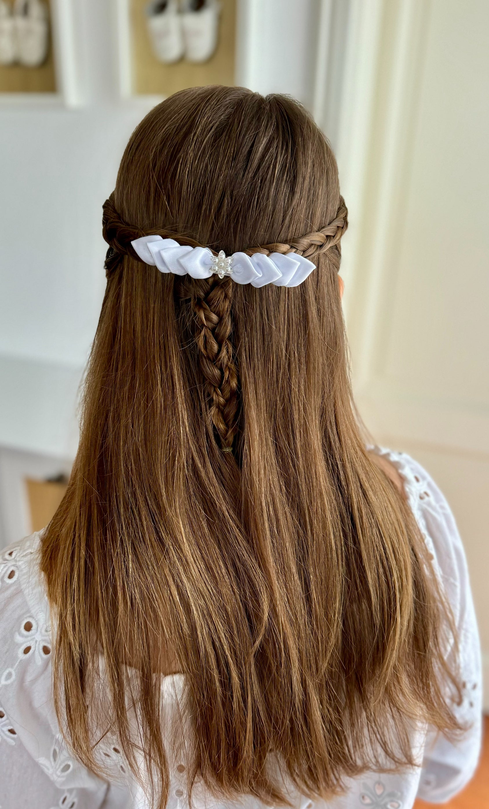 Kommunion Haarschmuck – Satinblätter & edle Perlenblume