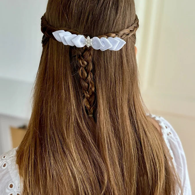Kommunion Haarschmuck mit handgearbeiteten Satinblättern und einer Perlenblume