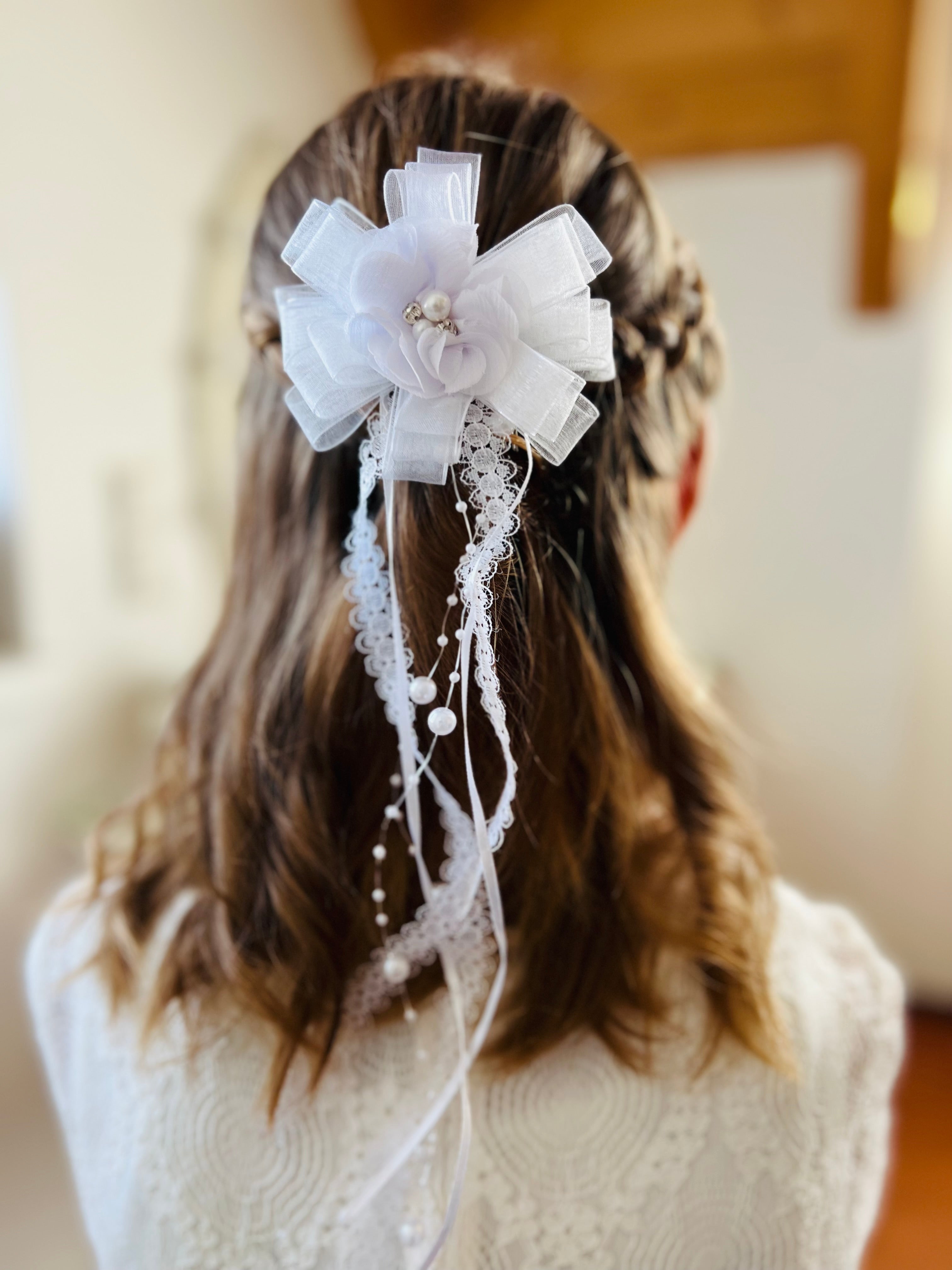 Blumen Haarschmuck Kommunion – Haarkamm mit Blüte & zarten Bändern