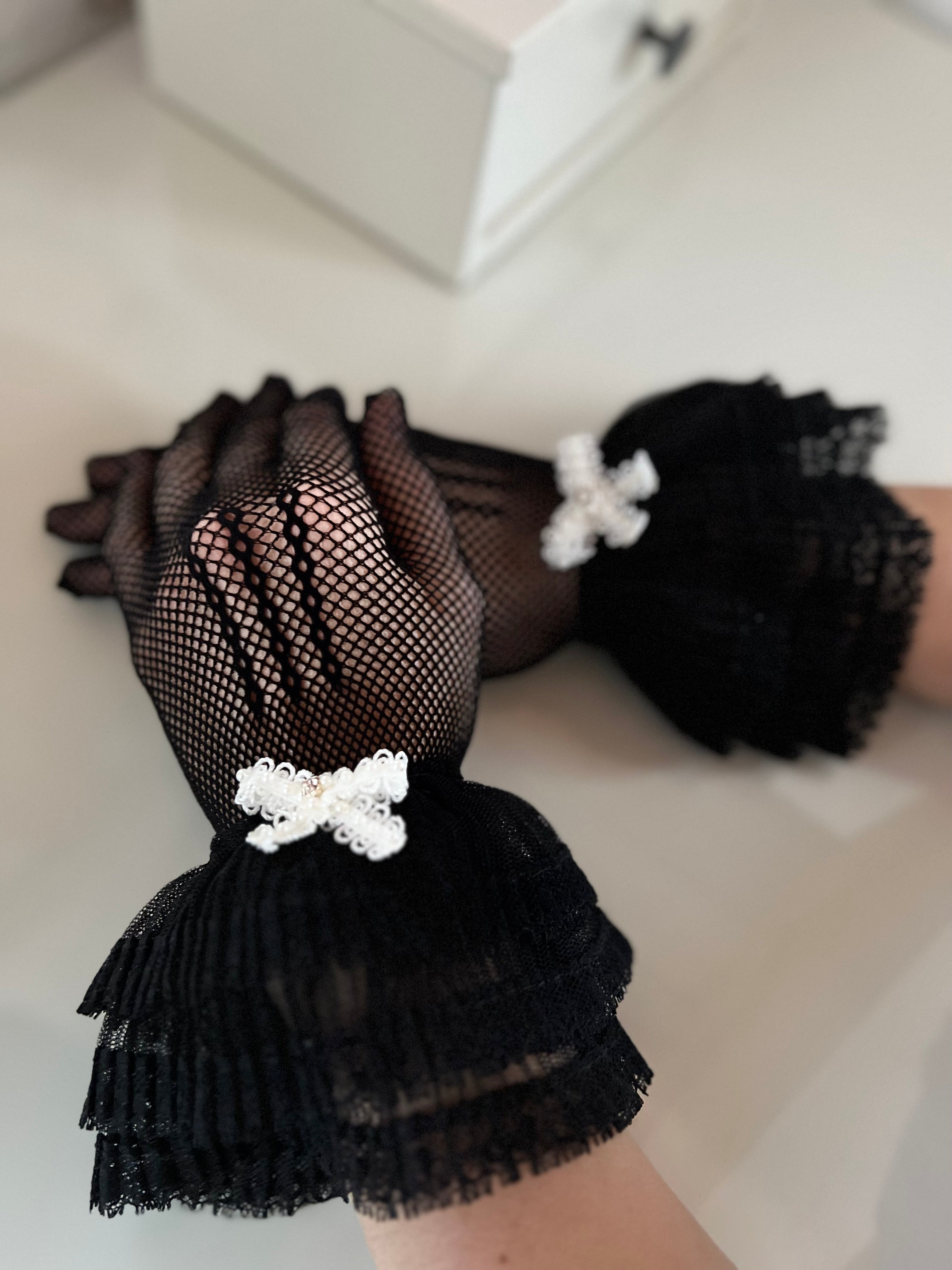 Abendhandschuhe – Elegante Spitzenhandschuhe mit feinen Perlen