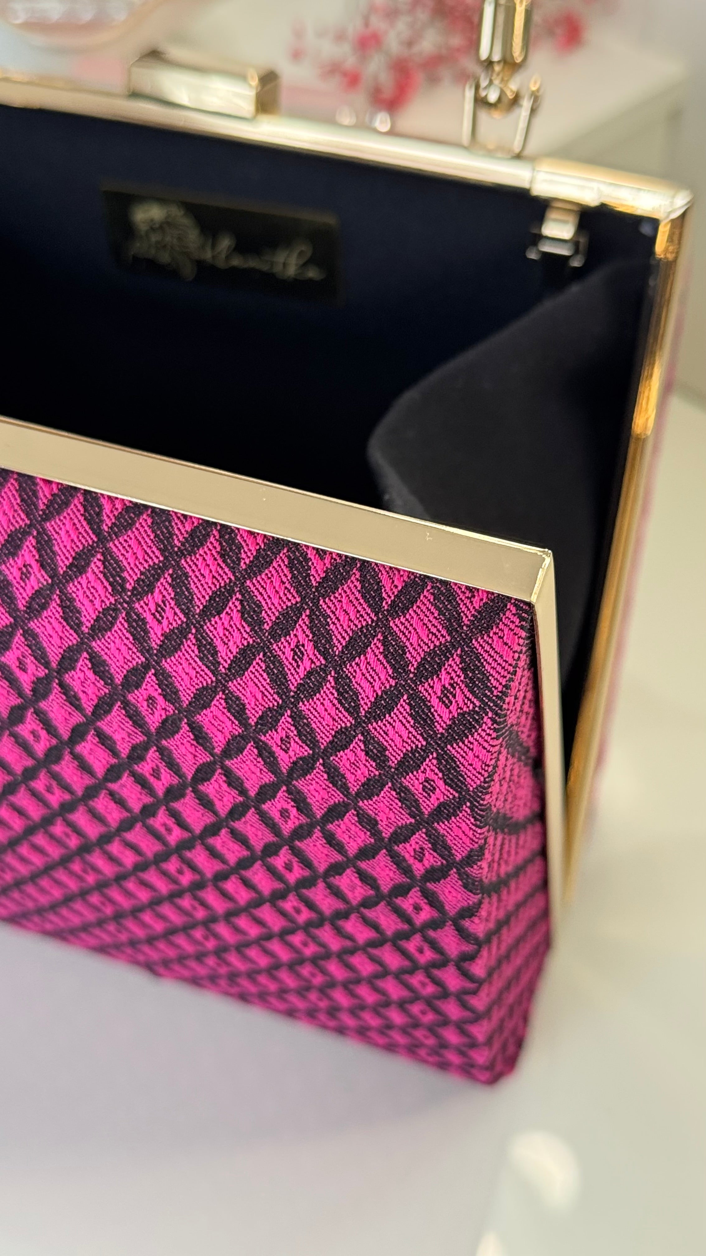 Clutch Muster – Schwarz/Pink Abendtasche mit Kette & Henkel