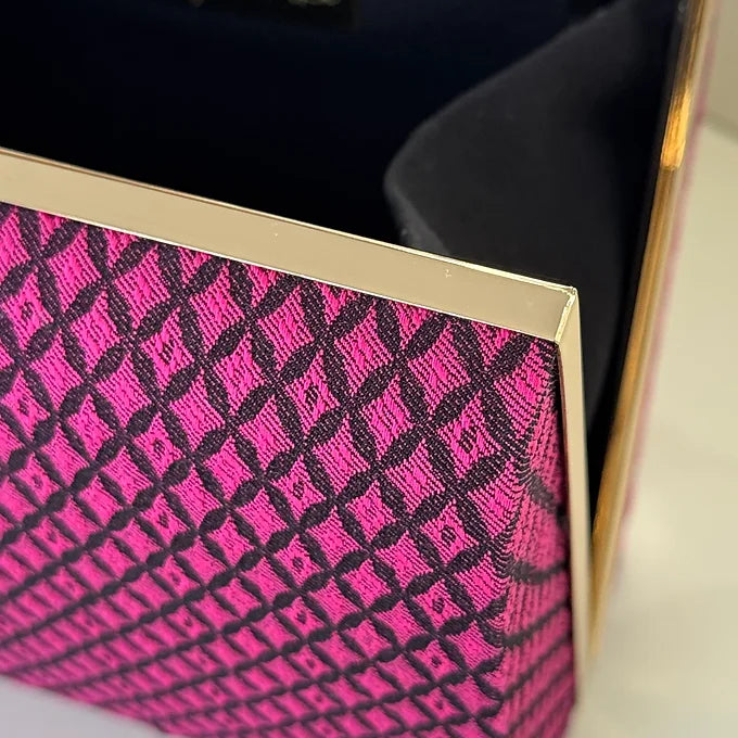 Pink Clutch schwarz gemustert – elegante Abendtasche pink mit Tragekette & Henkel