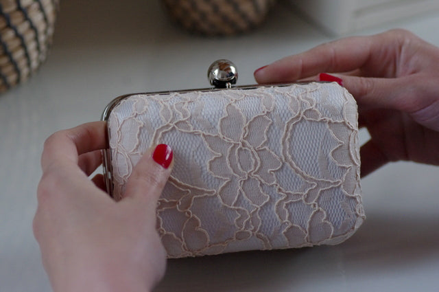 Weiße Spitze Clutch – Elegante Brauttasche mit feiner Spitzenoptik