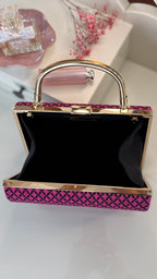 Clutch Muster – Schwarz/Pink Abendtasche mit Kette & Henkel