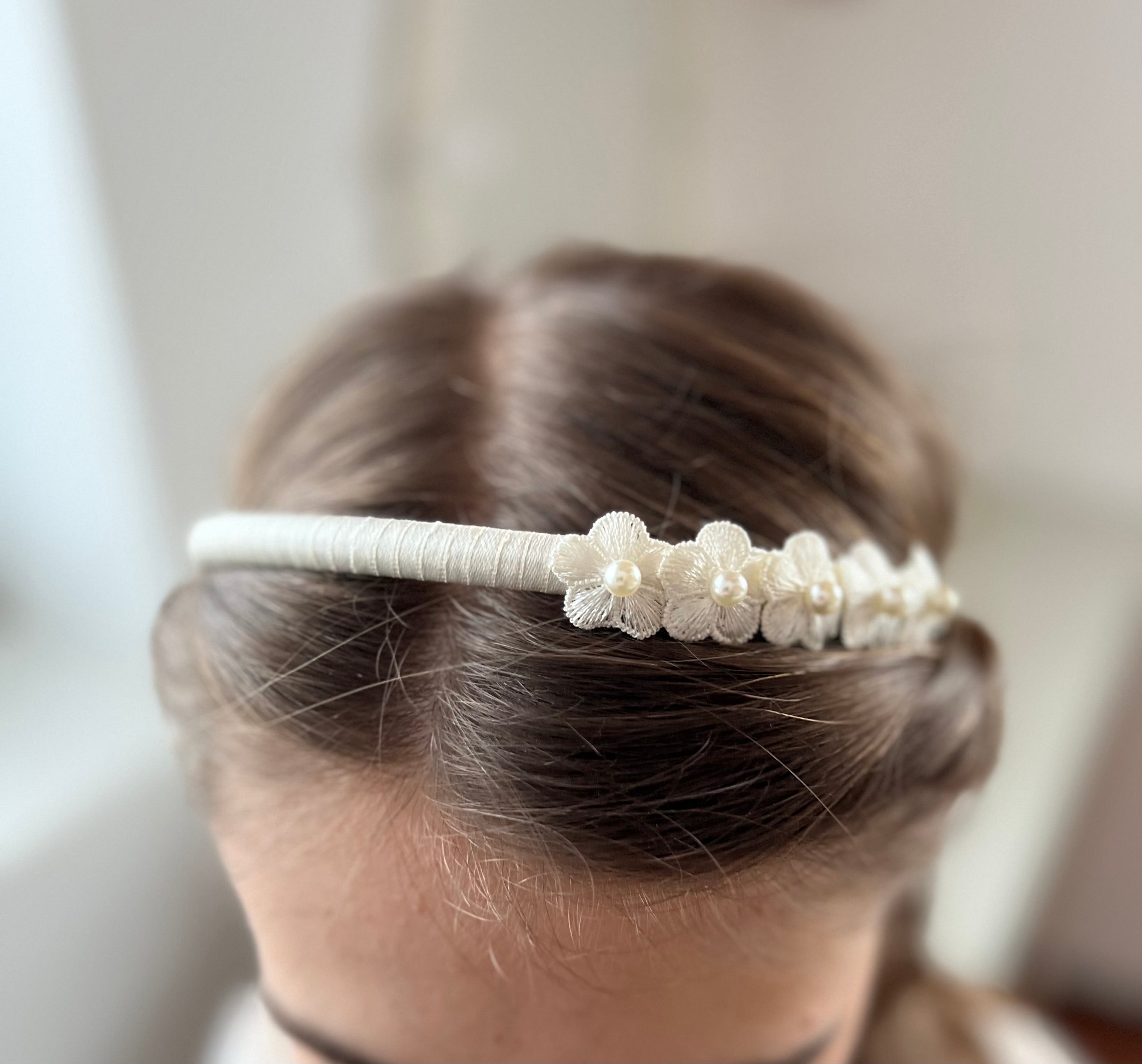 Blumen Haarreif Kommunion – Stoffblüten & Perlen in Weiß oder Ivory