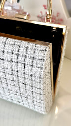 Tweed Clutch – Weiß-Schwarze elegante Abendtasche mit goldenem Henkel