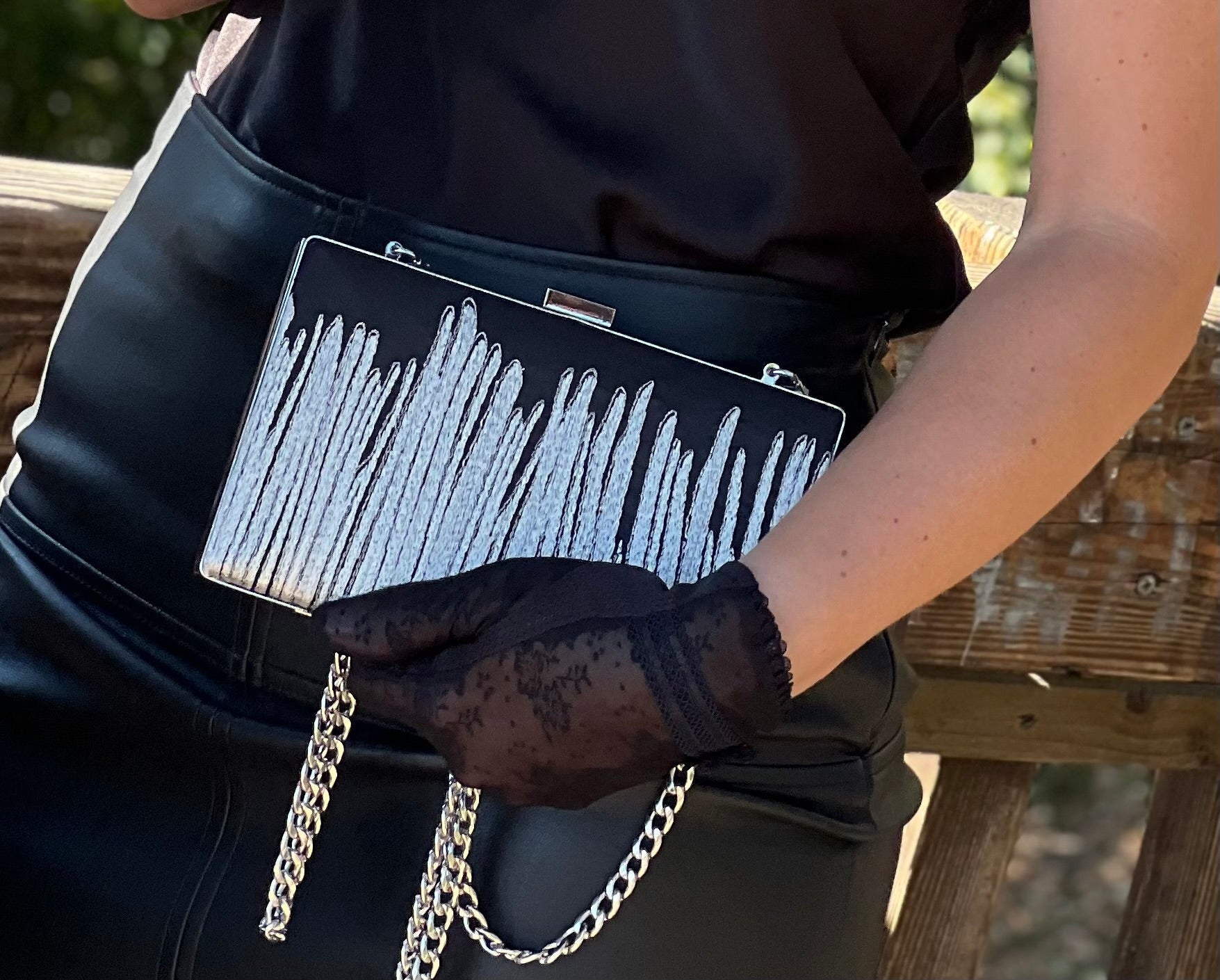Silber Abendtasche – Elegante Clutch mit modernem Muster & Kette
