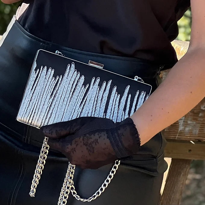 Elegante Clutch Tasche mit silbernem Muster – Abendtasche mit Kette