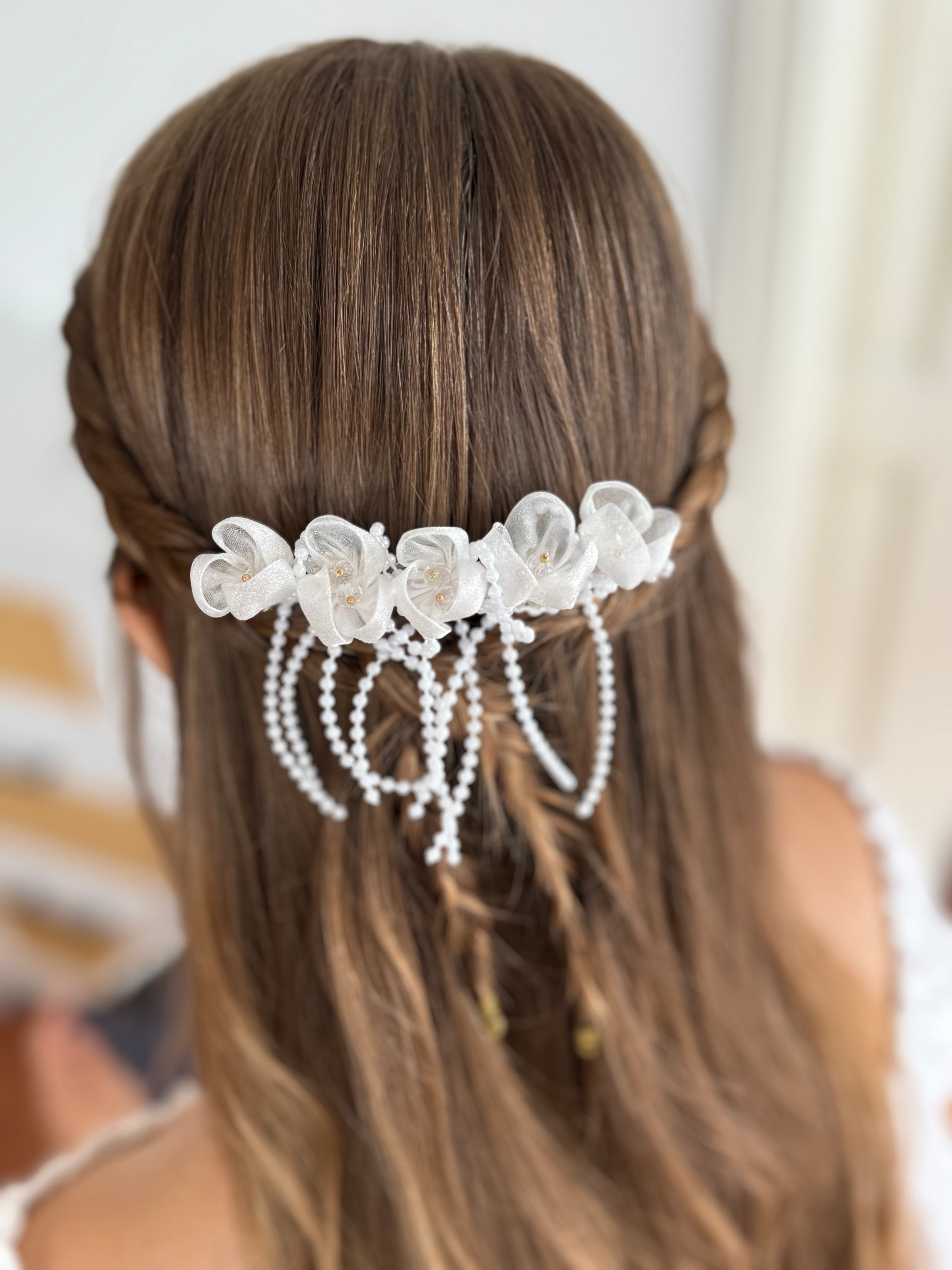 Haarschmuck Kommunion – Zarte Blumen & edle Perlenbänder