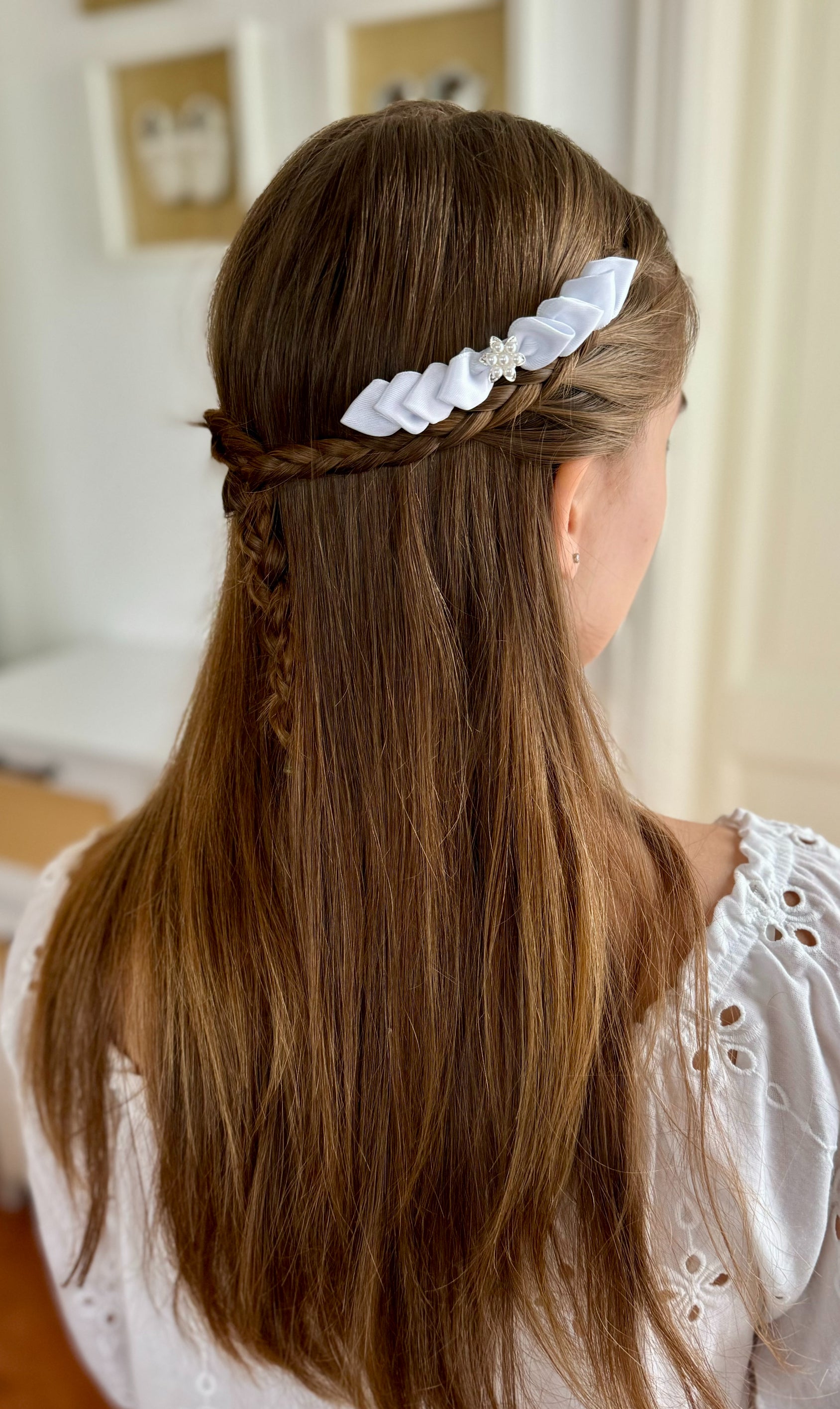 Kommunion Haarschmuck – Satinblätter & edle Perlenblume