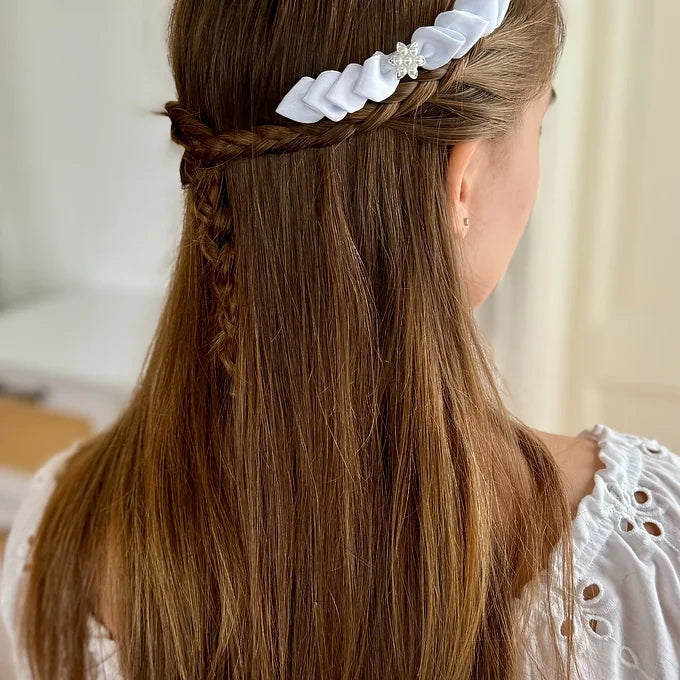 Kommunion Haarschmuck mit handgearbeiteten Satinblättern und einer Perlenblume