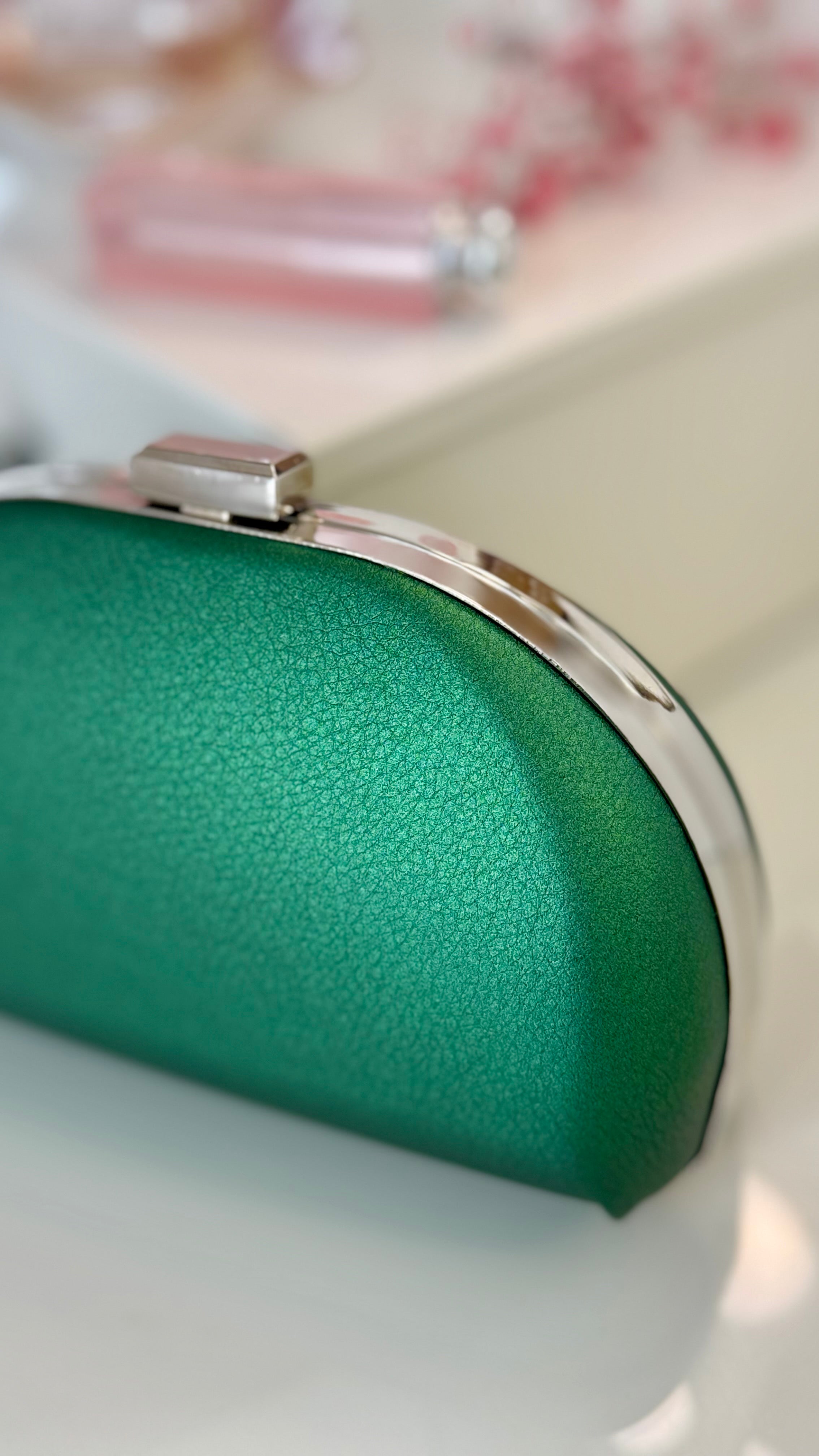 Grüne Clutch – Smaragdgrüne vegane Abendtasche mit silberner Kette